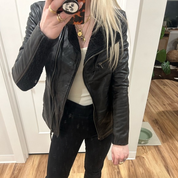 Black leather and fuzzy jacket - Picture 4 of 8